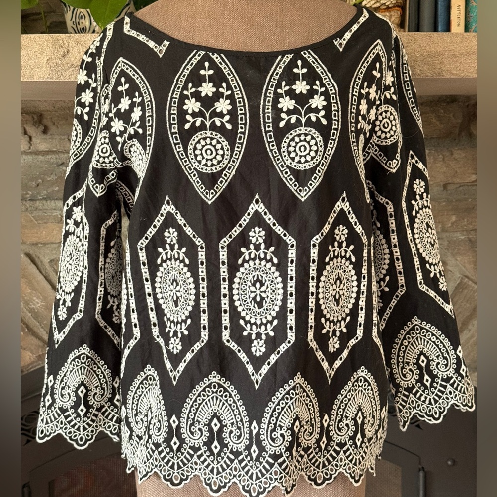 🚩 GAP Black Top with White Embroidery
      Size: Small